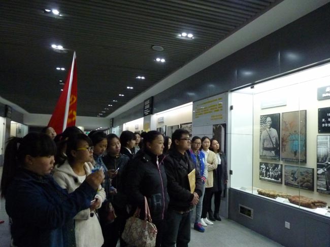 我校師生代表到吉鴻昌紀念館進行清明節(jié)祭拜活動