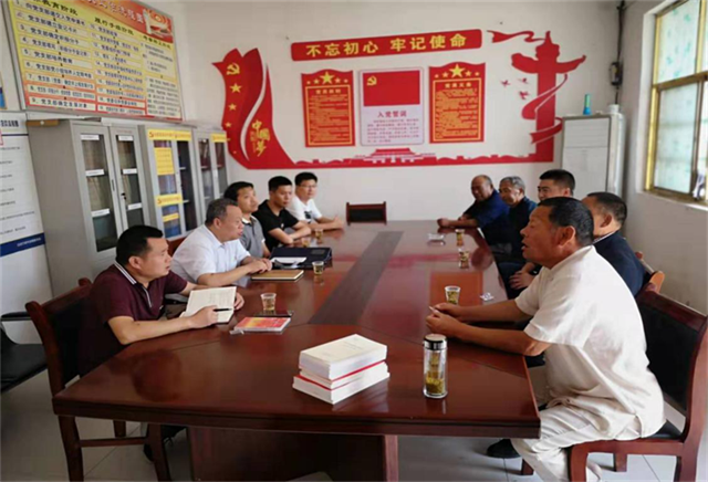 周口幼兒師范學(xué)校在幫扶村開展 “不忘初心跟黨走，牢記使命見行動(dòng)” 主題黨日活動(dòng)