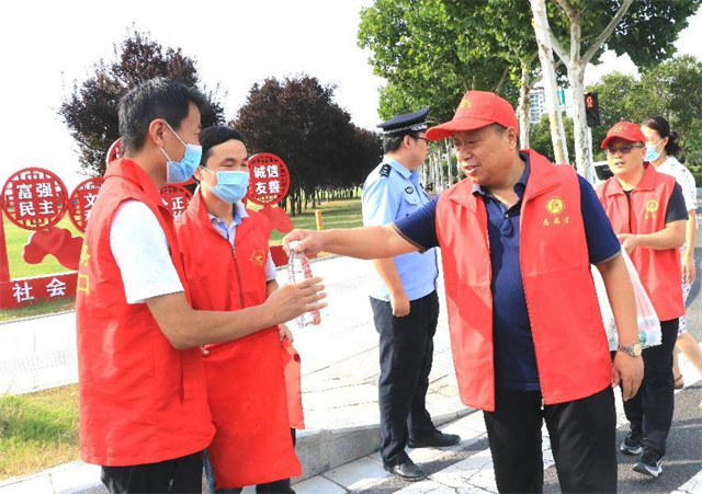 周口幼兒師范學(xué)校副校長韓廣飛 帶隊(duì)到“創(chuàng)文”分包路段慰問學(xué)校文明交通志愿者